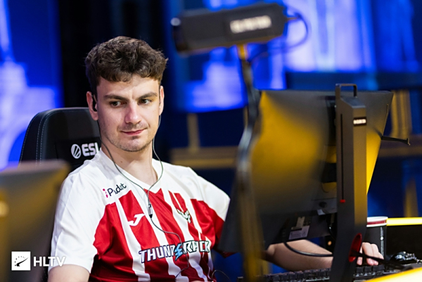 而雄鹿在相 而雄鹿在相